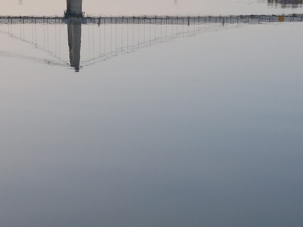 Photo d'un pont, reflet dans l'eau
