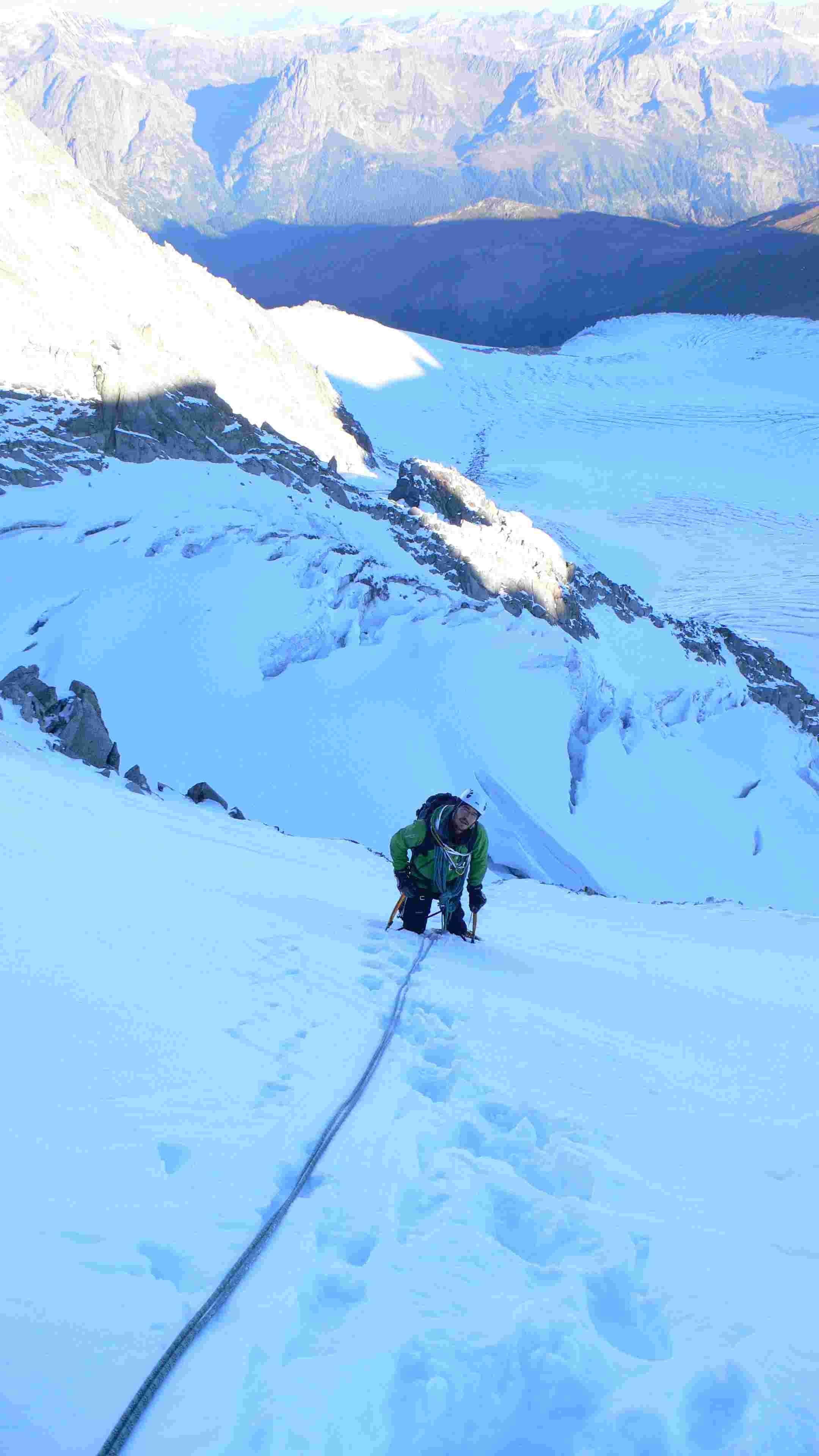 Laurent dans la première pente de neige de l'éperon Migot, au Chardonnet