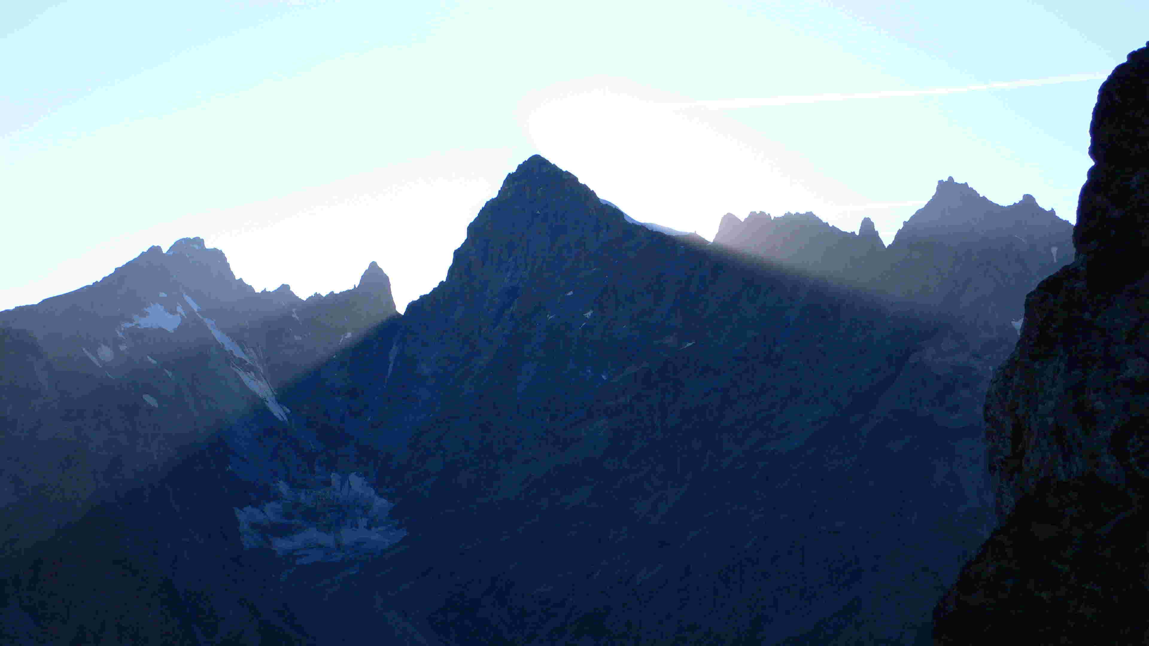 Dans l'ombre de la Barre des Écrins (Pointe des Arcas)