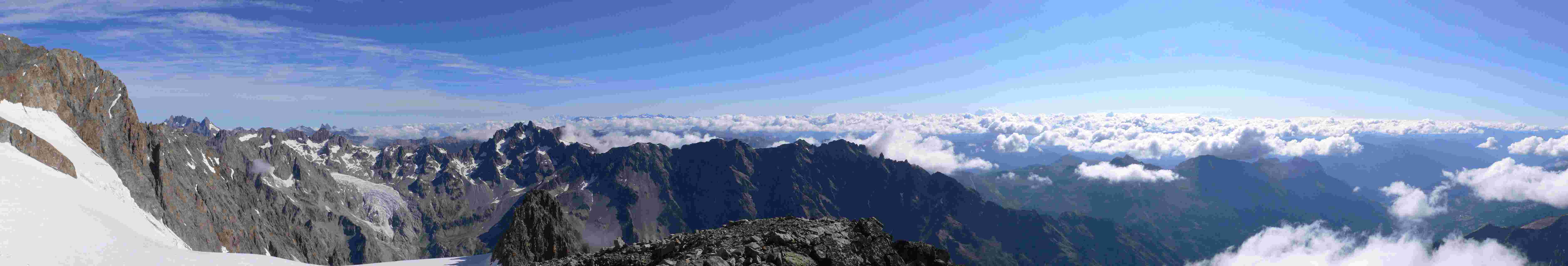 Le panorama au 
nord-ouest du Petit Pelvoux